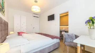 4-Bedroom Villa with Heated Pool in Kaštel Gomilica