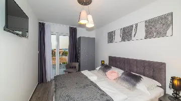 4-Bedroom Villa with Heated Pool in Kaštel Gomilica