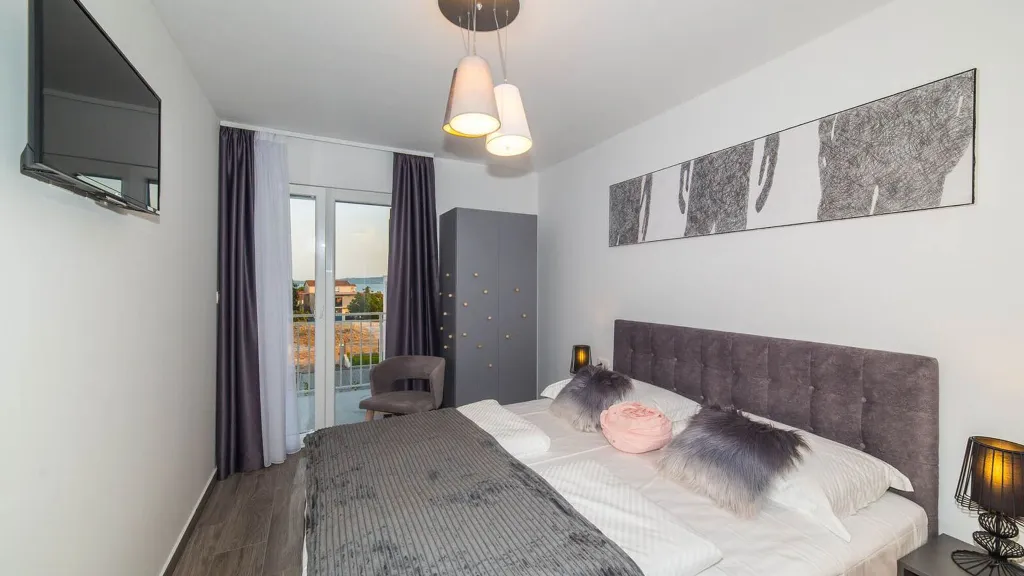 4-Bedroom Villa with Heated Pool in Kaštel Gomilica