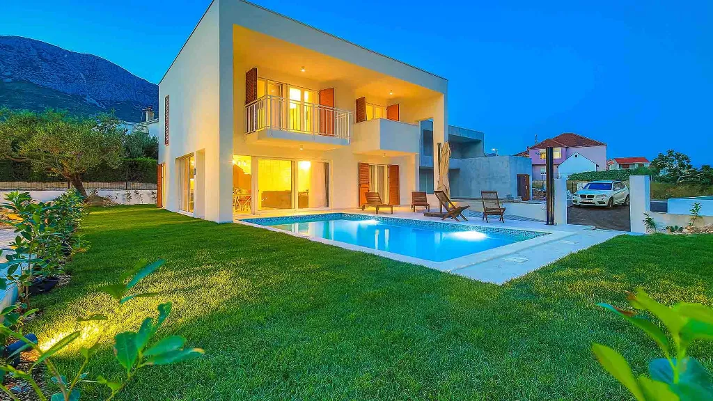 4-Bedroom Villa with Heated Pool in Kaštel Gomilica