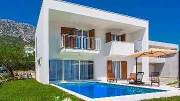 4-Bedroom Villa with Heated Pool in Kaštel Gomilica