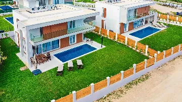 4-Bedroom Villa with Heated Pool in Kaštel Gomilica