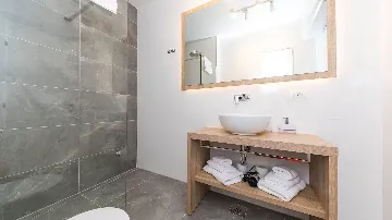 4-Bedroom Villa with Heated Pool in Kaštel Gomilica