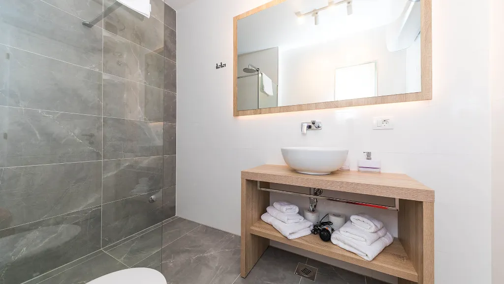 4-Bedroom Villa with Heated Pool in Kaštel Gomilica
