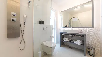 4-Bedroom Villa with Heated Pool in Kaštel Gomilica