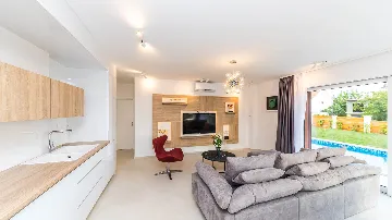 4-Bedroom Villa with Heated Pool in Kaštel Gomilica