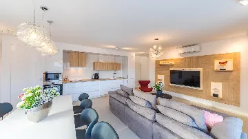 4-Bedroom Villa with Heated Pool in Kaštel Gomilica