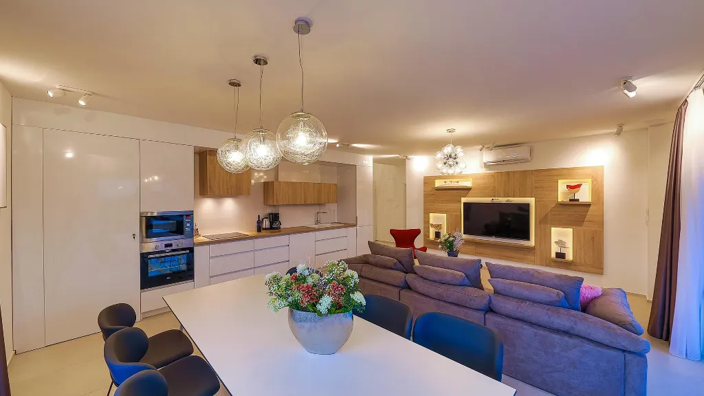 4-Bedroom Villa with Heated Pool in Kaštel Gomilica