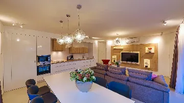 4-Bedroom Villa with Heated Pool in Kaštel Gomilica