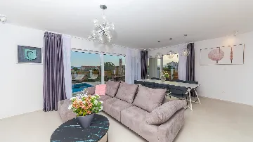 4-Bedroom Villa with Heated Pool in Kaštel Gomilica