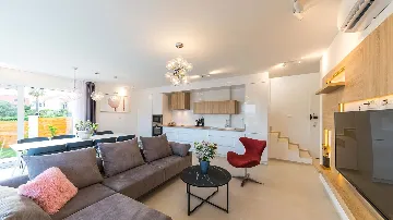 4-Bedroom Villa with Heated Pool in Kaštel Gomilica