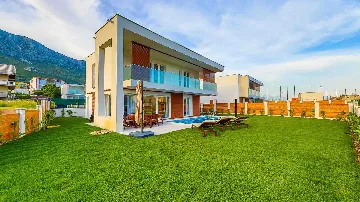 4-Bedroom Villa with Heated Pool in Kaštel Gomilica