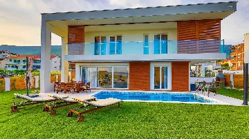 4-Bedroom Villa with Heated Pool in Kaštel Gomilica