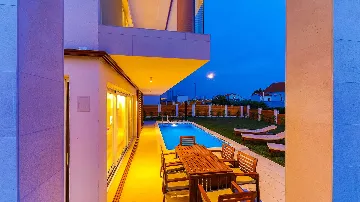 4-Bedroom Villa with Heated Pool in Kaštel Gomilica