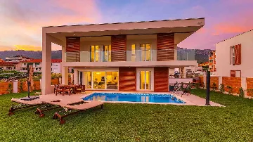4-Bedroom Villa with Heated Pool in Kaštel Gomilica