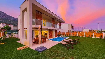 4-Bedroom Villa with Heated Pool in Kaštel Gomilica