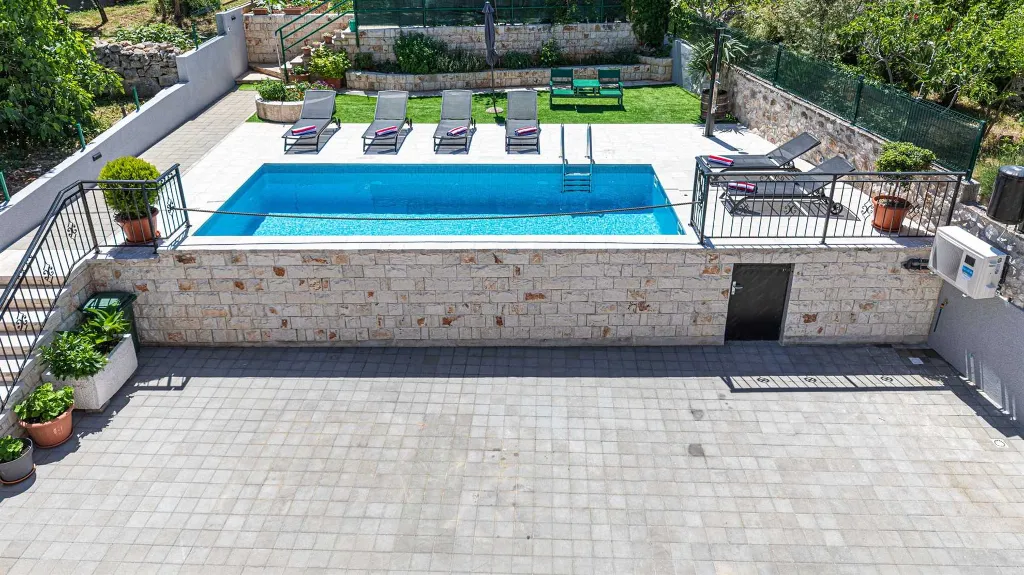 Beachfront Villa for 8 Guests in Vinišće