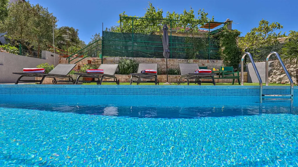 Beachfront Villa for 8 Guests in Vinišće