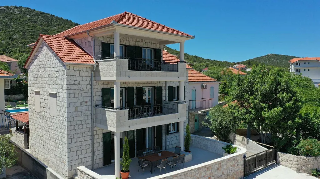 Beachfront Villa for 8 Guests in Vinišće