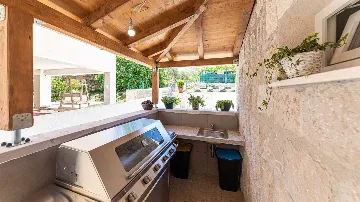 Beachfront Villa for 8 Guests in Vinišće