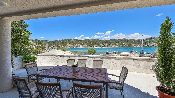 Beachfront Villa for 8 Guests in Vinišće
