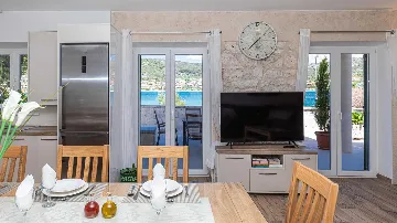 Beachfront Villa for 8 Guests in Vinišće
