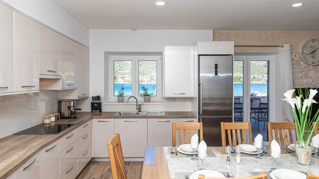Beachfront Villa for 8 Guests in Vinišće