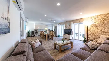 Beachfront Villa for 8 Guests in Vinišće