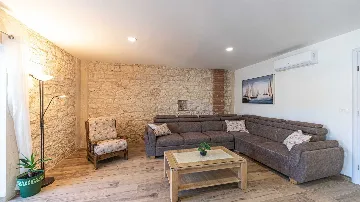 Beachfront Villa for 8 Guests in Vinišće