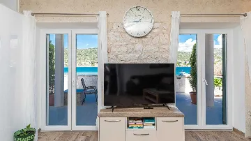 Beachfront Villa for 8 Guests in Vinišće