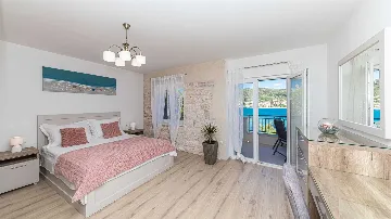 Beachfront Villa for 8 Guests in Vinišće