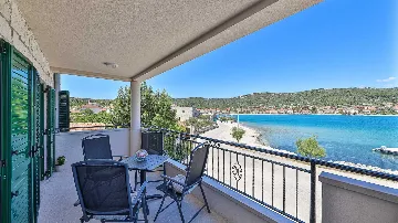 Beachfront Villa for 8 Guests in Vinišće