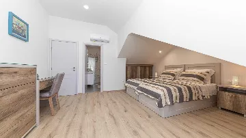 Beachfront Villa for 8 Guests in Vinišće