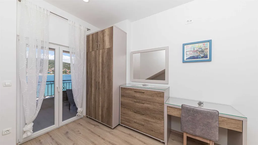 Beachfront Villa for 8 Guests in Vinišće