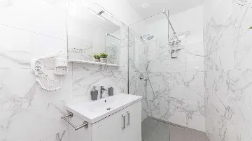 Beachfront Villa for 8 Guests in Vinišće