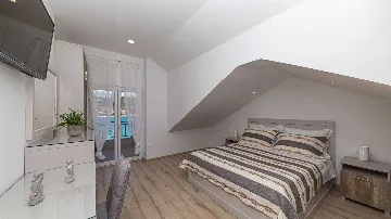 Beachfront Villa for 8 Guests in Vinišće