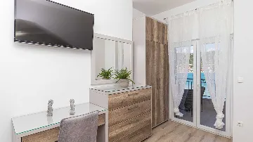 Beachfront Villa for 8 Guests in Vinišće