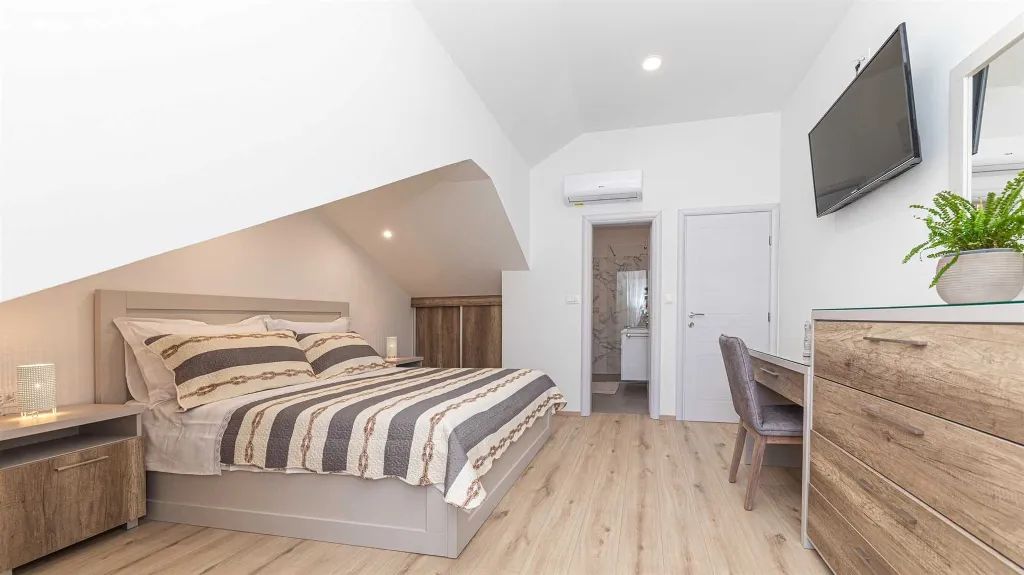 Beachfront Villa for 8 Guests in Vinišće