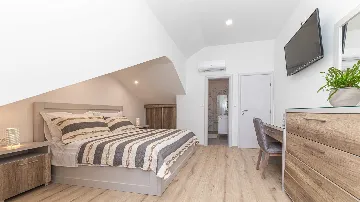 Beachfront Villa for 8 Guests in Vinišće