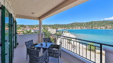 Beachfront Villa for 8 Guests in Vinišće
