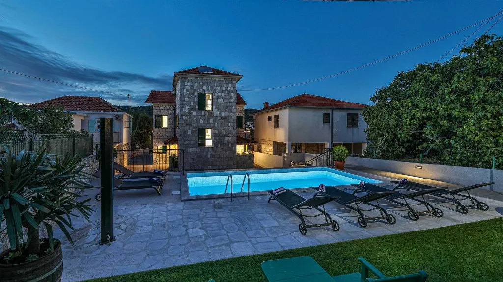 Beachfront Villa for 8 Guests in Vinišće