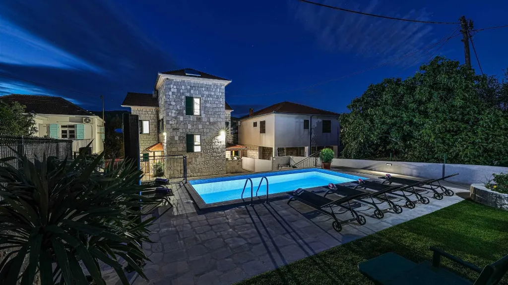 Beachfront Villa for 8 Guests in Vinišće