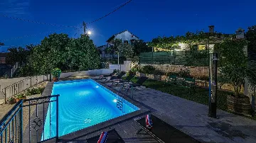 Beachfront Villa for 8 Guests in Vinišće