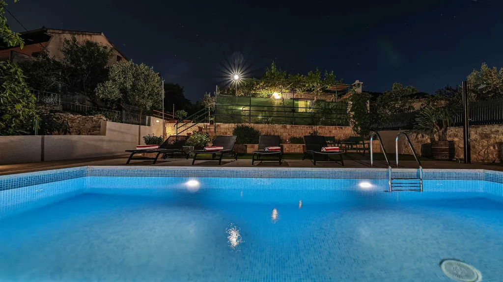 Beachfront Villa for 8 Guests in Vinišće
