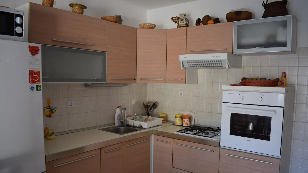 Apartment with Balcony in Okrug Gornji