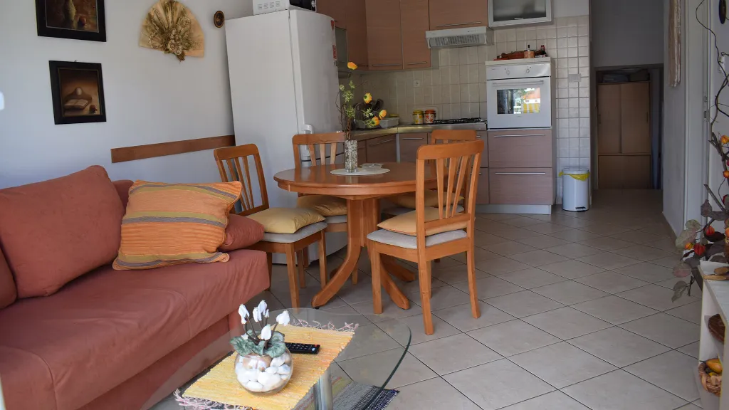Apartment with Balcony in Okrug Gornji