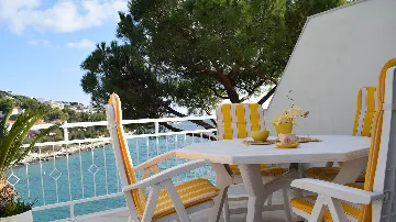 Apartment with Balcony in Okrug Gornji