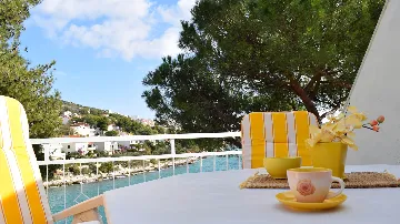 Apartment with Balcony in Okrug Gornji