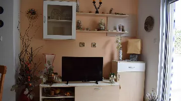 Apartment with Balcony in Okrug Gornji