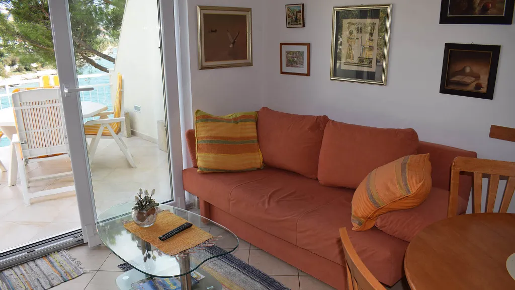Apartment with Balcony in Okrug Gornji